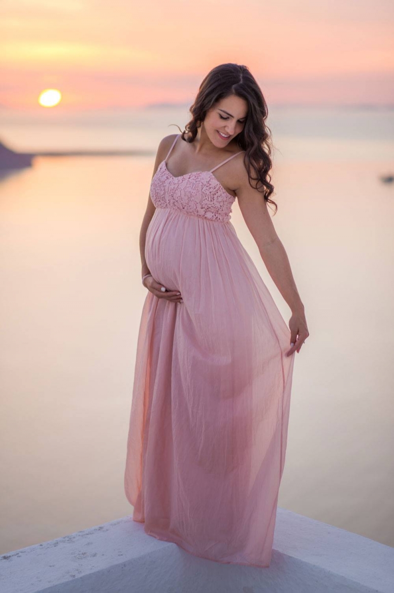 Maternity photography in Santorini